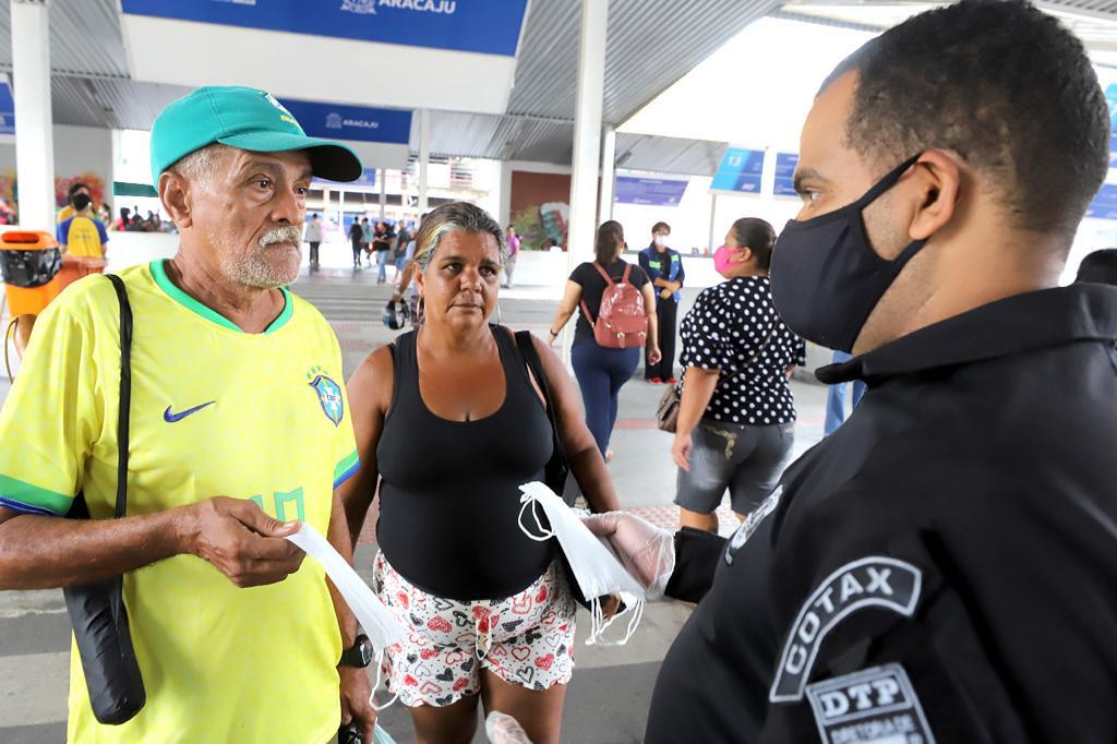 Prevenção: SMTT distribui máscaras de proteção facial no Terminal do Mercado - SMTT Aracaju
